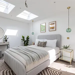 https://charming-new-one-bedroom-house.brighton-hotels-england.com