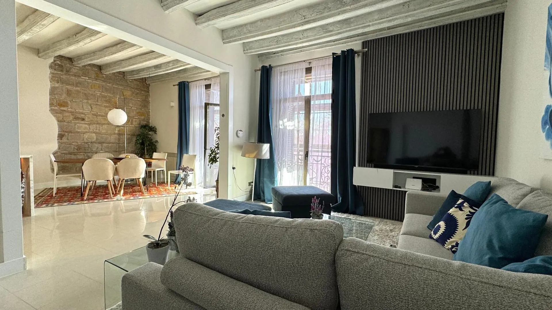 Apartment Apartament Colon Bcn 130 Mts 3 Dormitorios Port Vell Barcelona Spain
