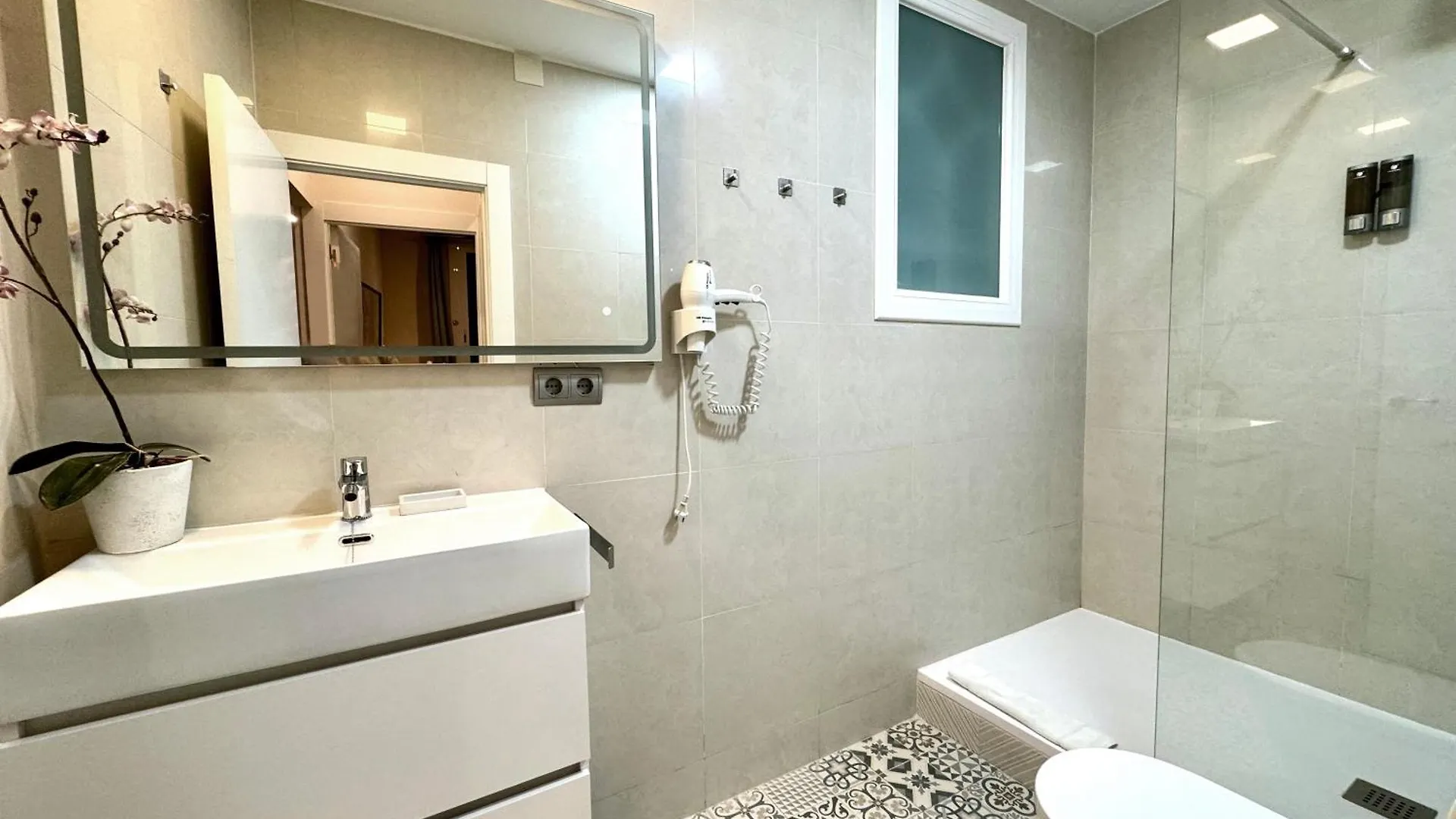 Apartment Apartament Colon Bcn 130 Mts 3 Dormitorios Port Vell Barcelona