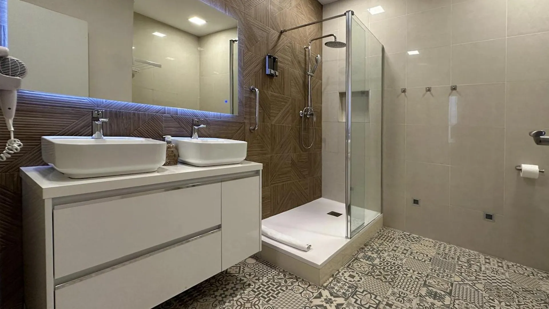 Apartament Colon Bcn 130 Mts 3 Dormitorios Port Vell Barcelona Spain